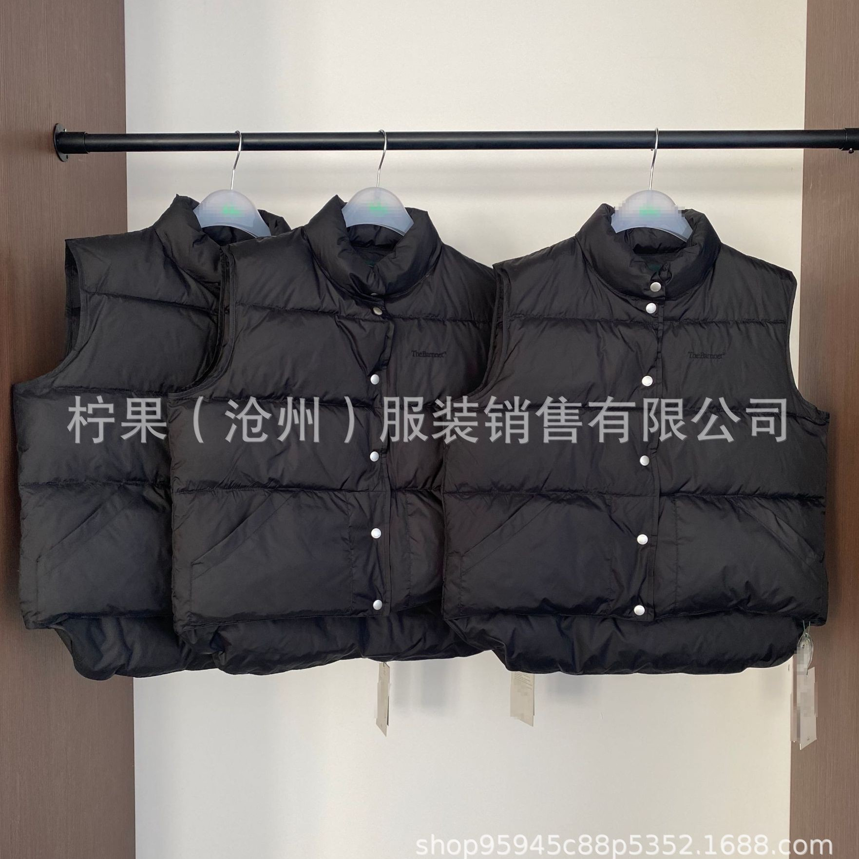 한국 디자이너 The B****t의 캐주얼하고 심플한 구스다운/덕다운 조끼