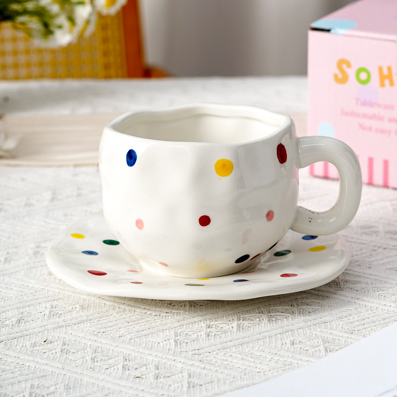 Hermoso conjunto de tazas de café y platos Regalos comerciales Irregulares tazas de desayuno transfronterizas de cerámica Pastoral pintada a mano esmaltada