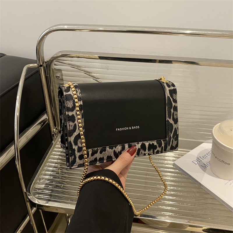 Bolso femenino de un solo hombro 2024 nuevo estilo con estampado de leopardo, mini bolso cuadrado pequeño, temperamento de moda, bolso de mensajero de nicho de moda