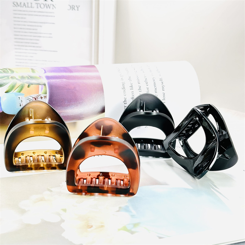 2024 nuevo clip de agarre rojo de Encora de alta calidad, horquilla roja grande, mediana y pequeña, accesorios para el cabello de celebridades netas, tiburón en la parte posterior de la cabeza