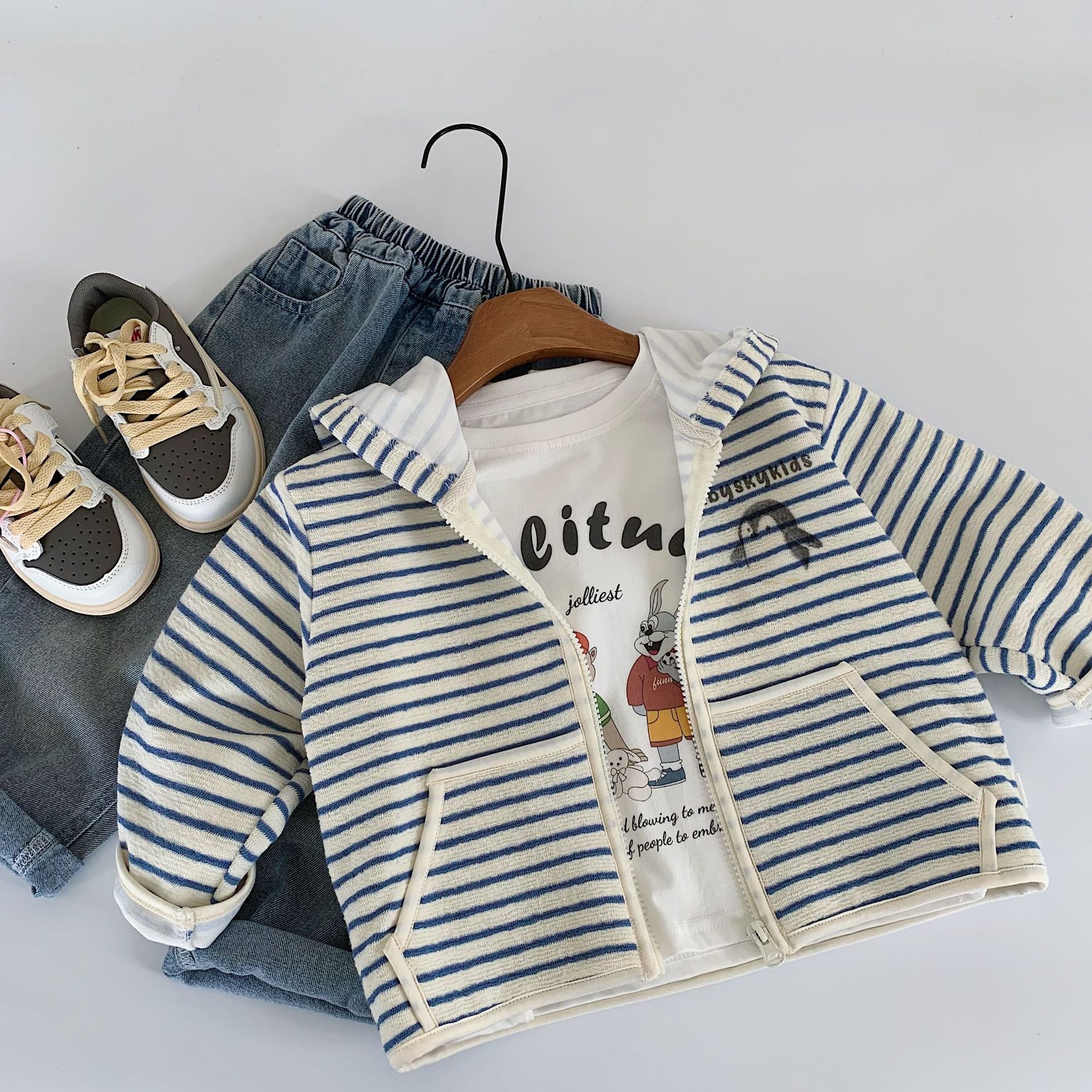 Mai Bao chaqueta infantil otoño 2025 nuevo estilo coreano para hombres y mujeres a rayas cardigan con capuz para niños primavera y otoño moda