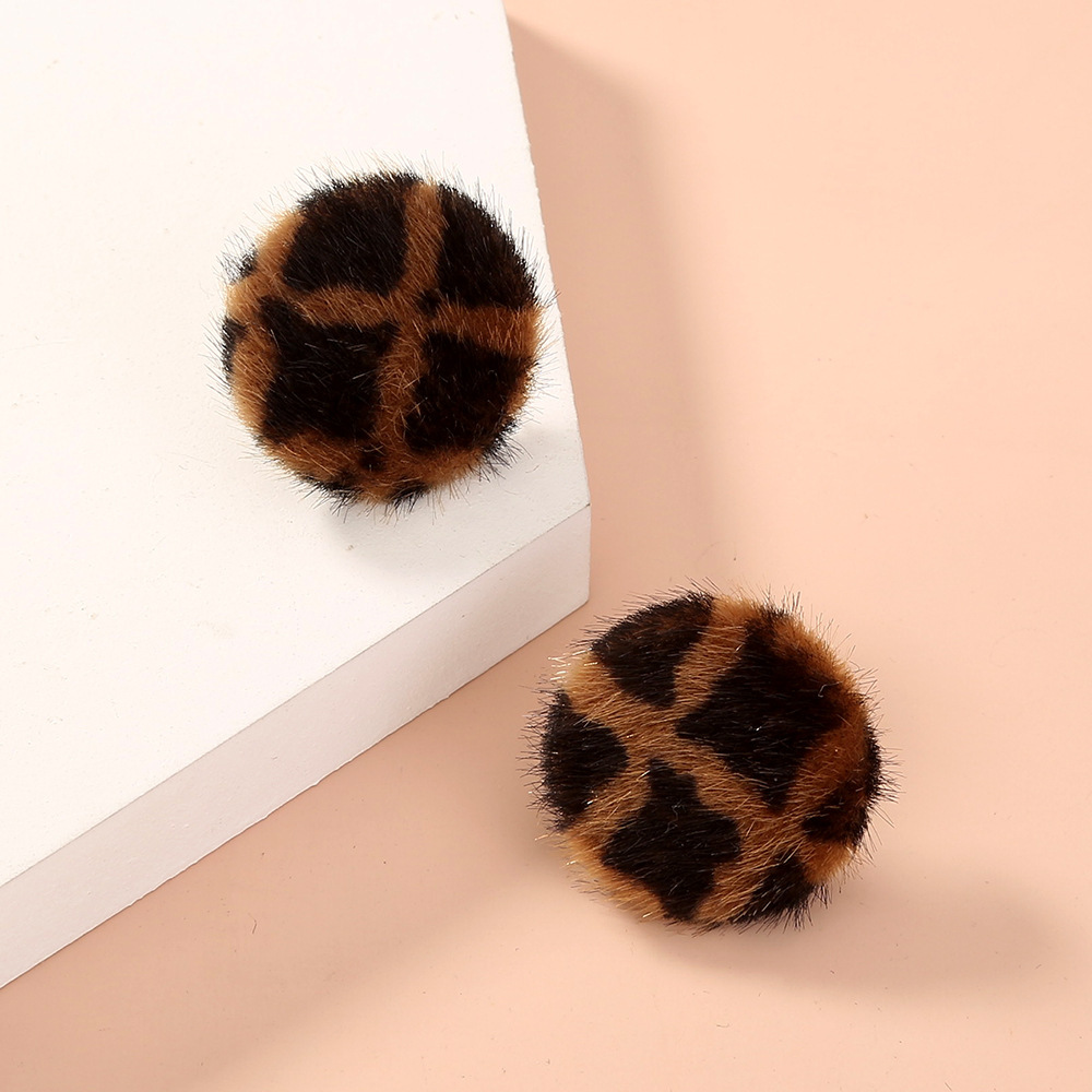 European And American Autumn And Winter Fashion Plaid Stud Earrings display picture 3