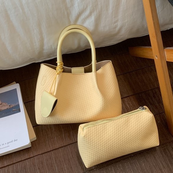 Fresh And Sweet Commuter Shoulder Bag For Women 2026 New Luxury Versatile Handbag Niche Casual Woven Crossbody Bag