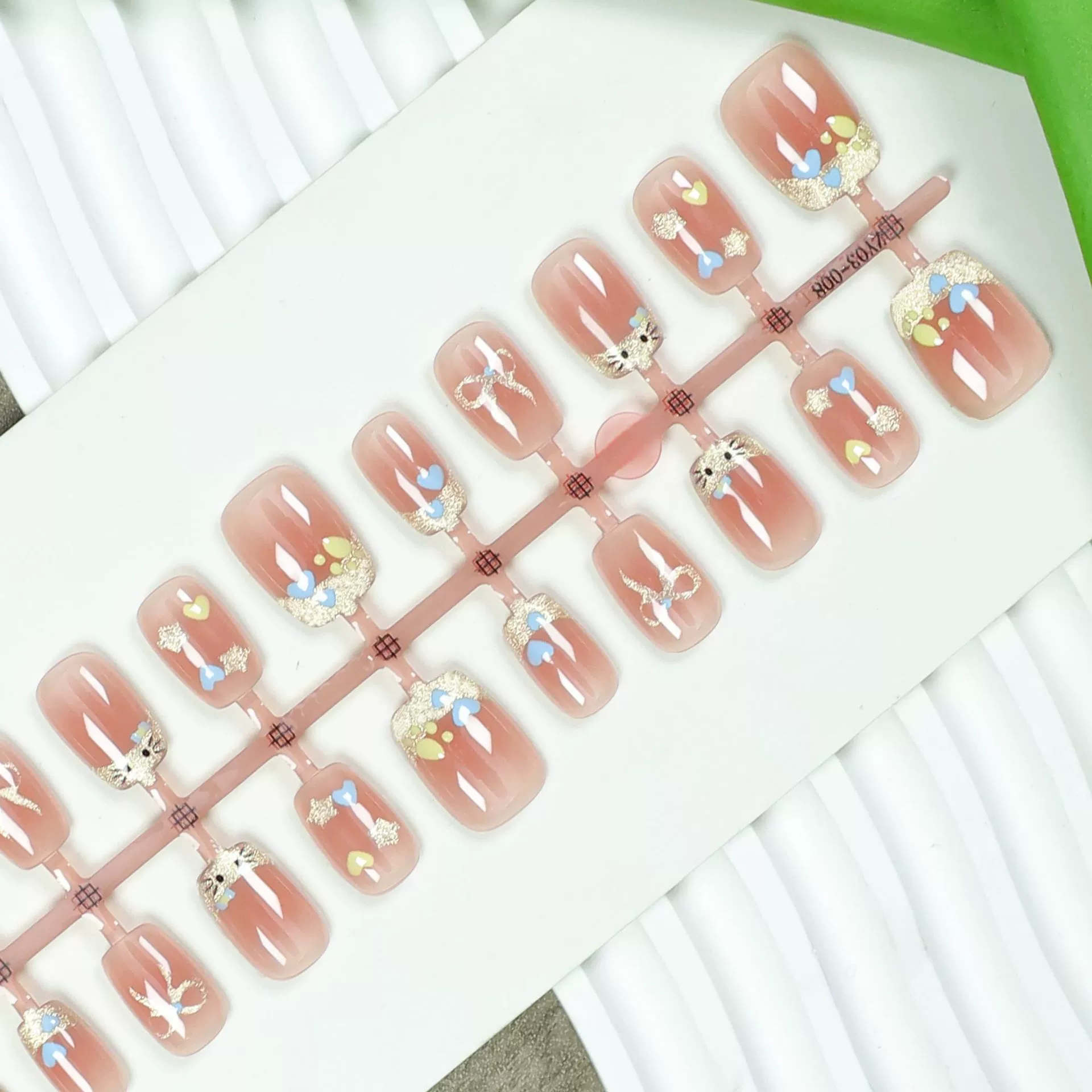 Милые кошки французские кошачьи глаза носят короткую красочную трехмерную любовную атмосферу