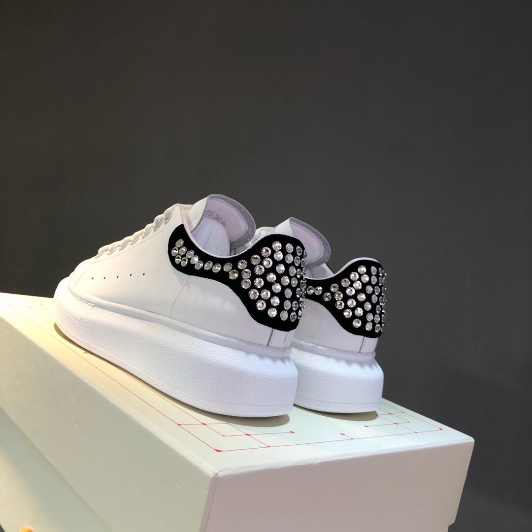 Versión superior de gama alta brillante diamante McQueen blanco zapatos de las mujeres flash diamante piel de vaca gruesa inferior aumento versátil deportes par zapatos casuales hombres