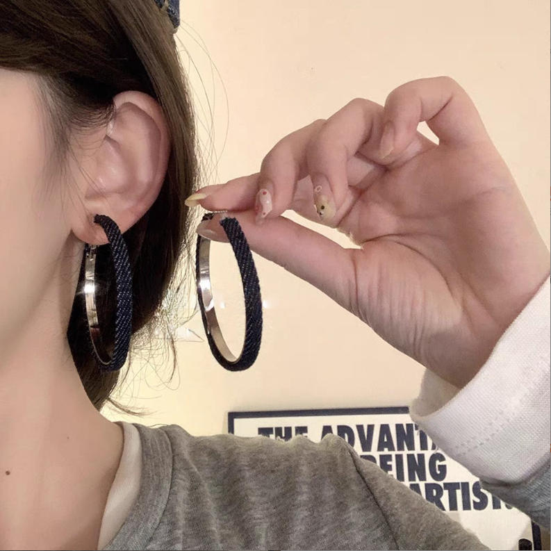 Personalidad europea y americana de moda esmerilado aretes de aretes de círculo para mujeres de alto nivel aretes redondos grandes aretes de aretes de lujo simple y ligero al por mayor