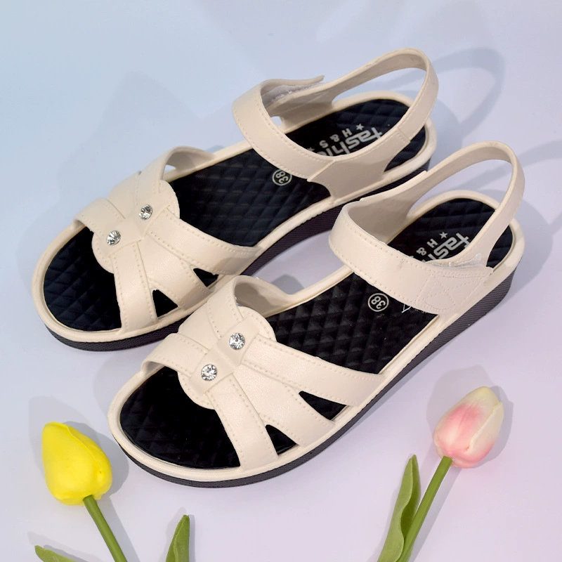 2022 летняя новая обувь для мам среднего и пожилого возраста, верхняя одежда, удобные сандалии на танкетке, нескользящая универсальная пляжная обувь