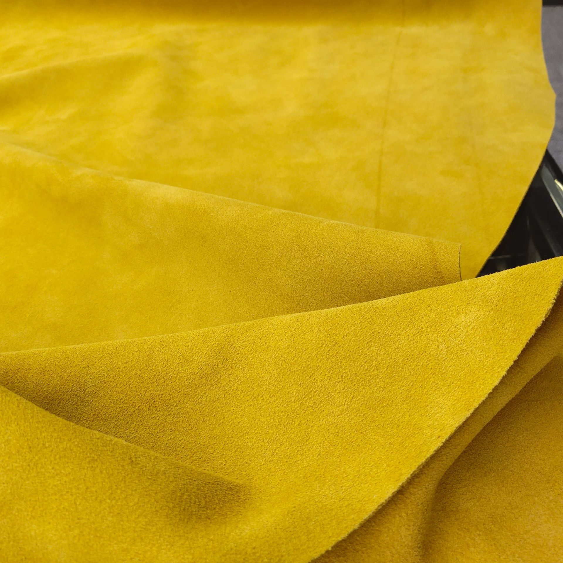 柠檬黄牛二层翻毛皮现货豆豆鞋箱包服装皮料牛翻毛反绒皮手套面料