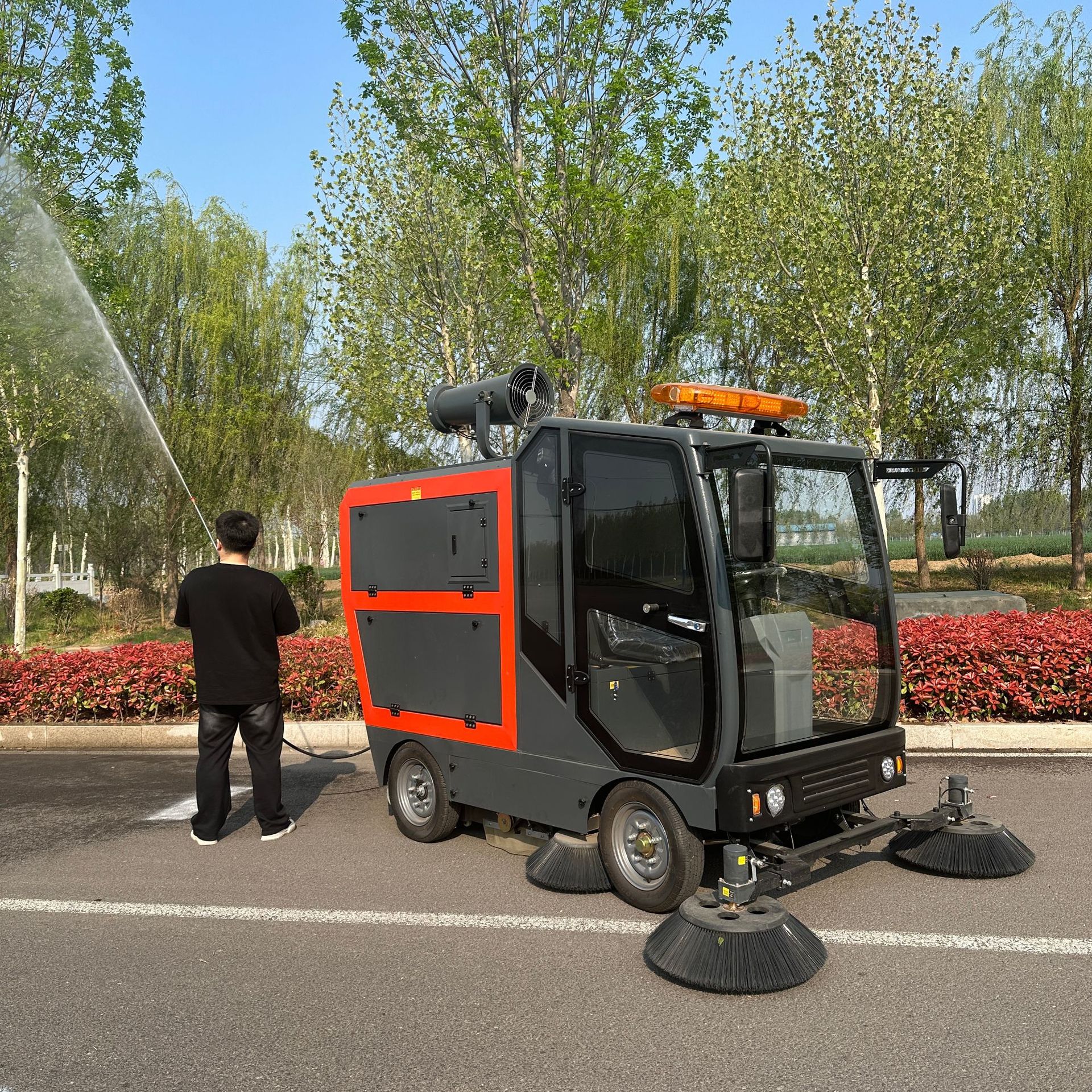 电动扫地车市政环卫路面清扫车广场小区物业驾驶式环卫清扫车