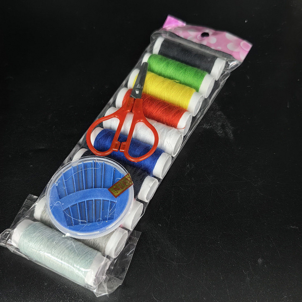 Fábrica de venta al por mayor de sutura de mano doméstica hilo de coser pequeño rollo de poliéster hilo de coser herramientas de reparación con tijeras
