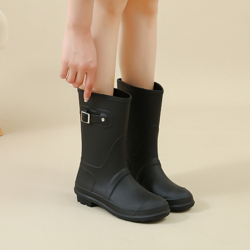 Fashionable women's medium-height waterproof rain boots, one-piece slip-resistant water boots for adults, wearable outdoor shoes