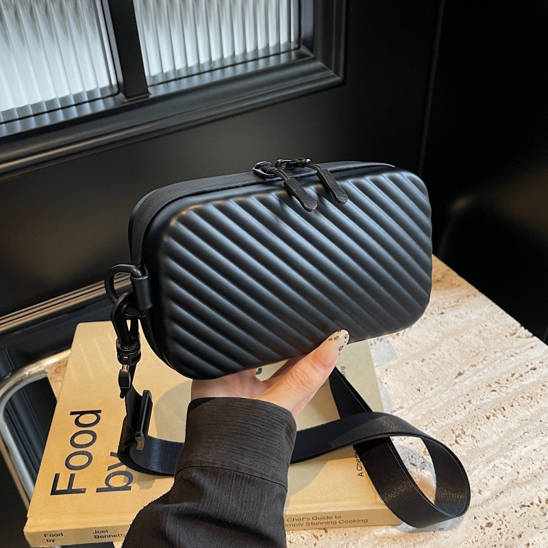 Bolsa de cámara de textura transfronteriza 2025, nuevo estilo de verano, bolso de hombro simple de moda, bolso de mujer con rayas personales.