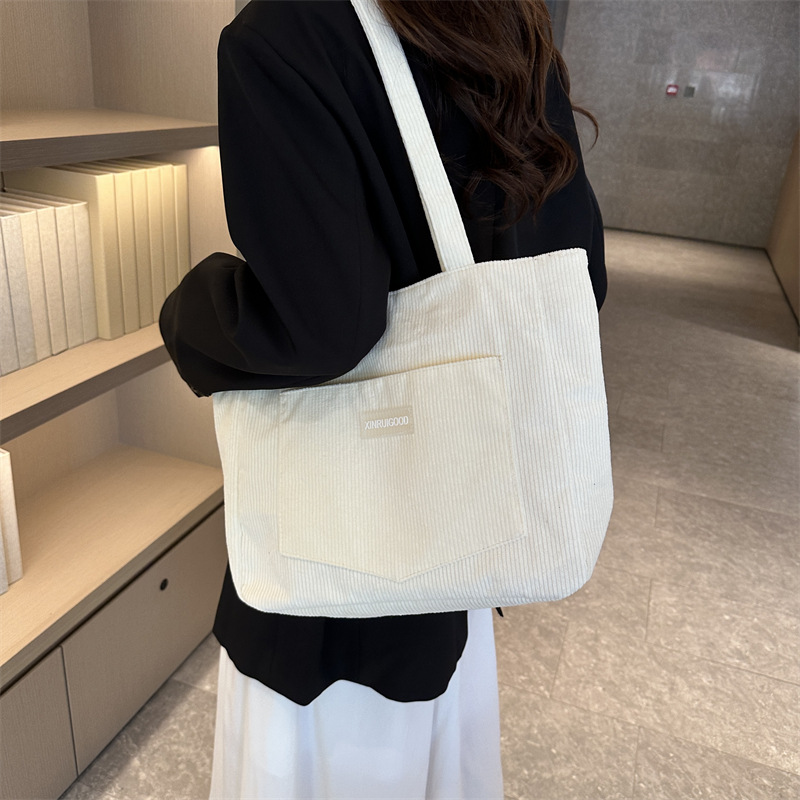 レトロでシンプルなコーデュロイ大容量トートバッグ女性秋冬新作シングル肩斜め掛け脇下精巧ハンドバッグ