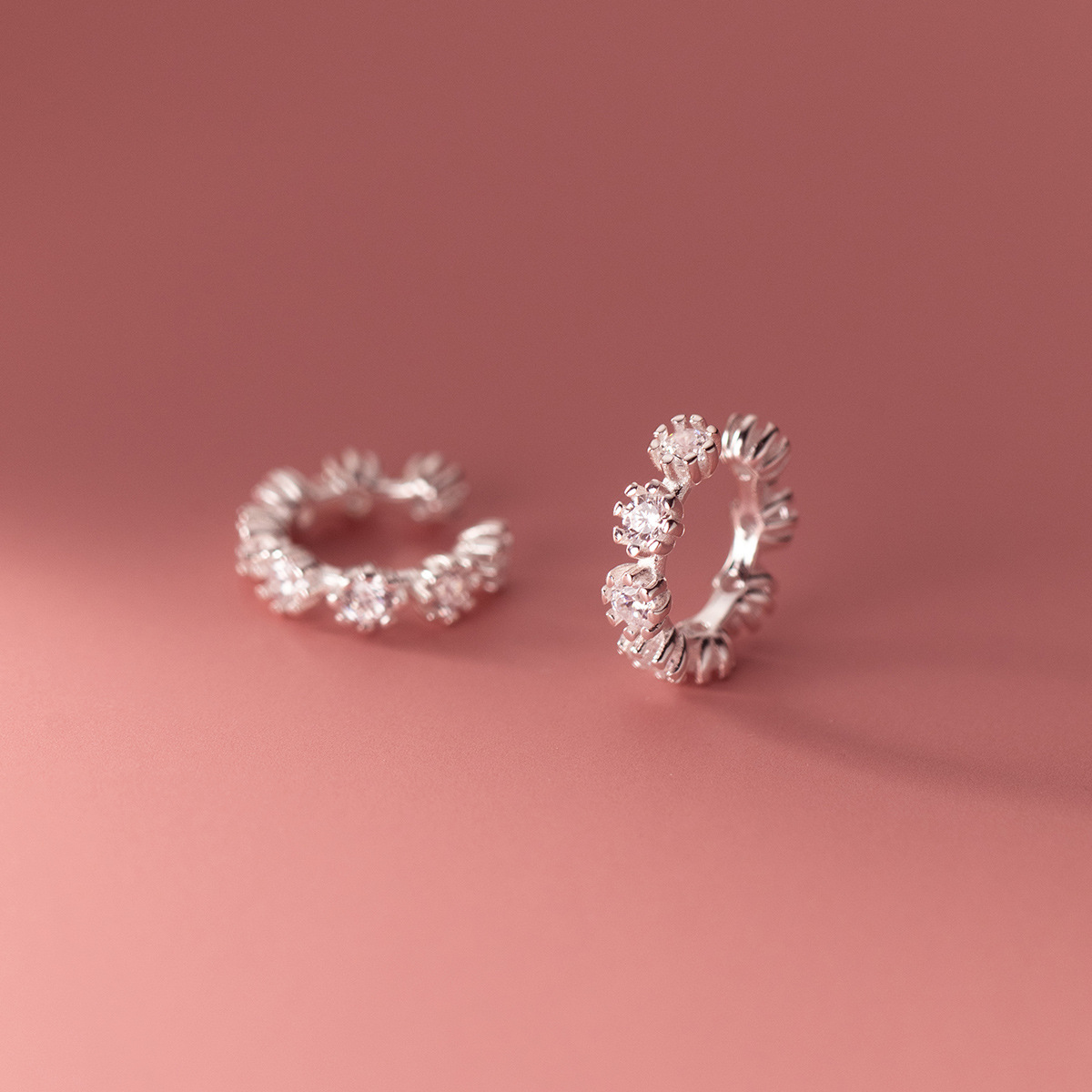 Aloch S925 clip de oreja de diamante redondo liso de plata de ley ins viento pequeño clip de hueso de oreja fresca joyería de oreja femenina M03137