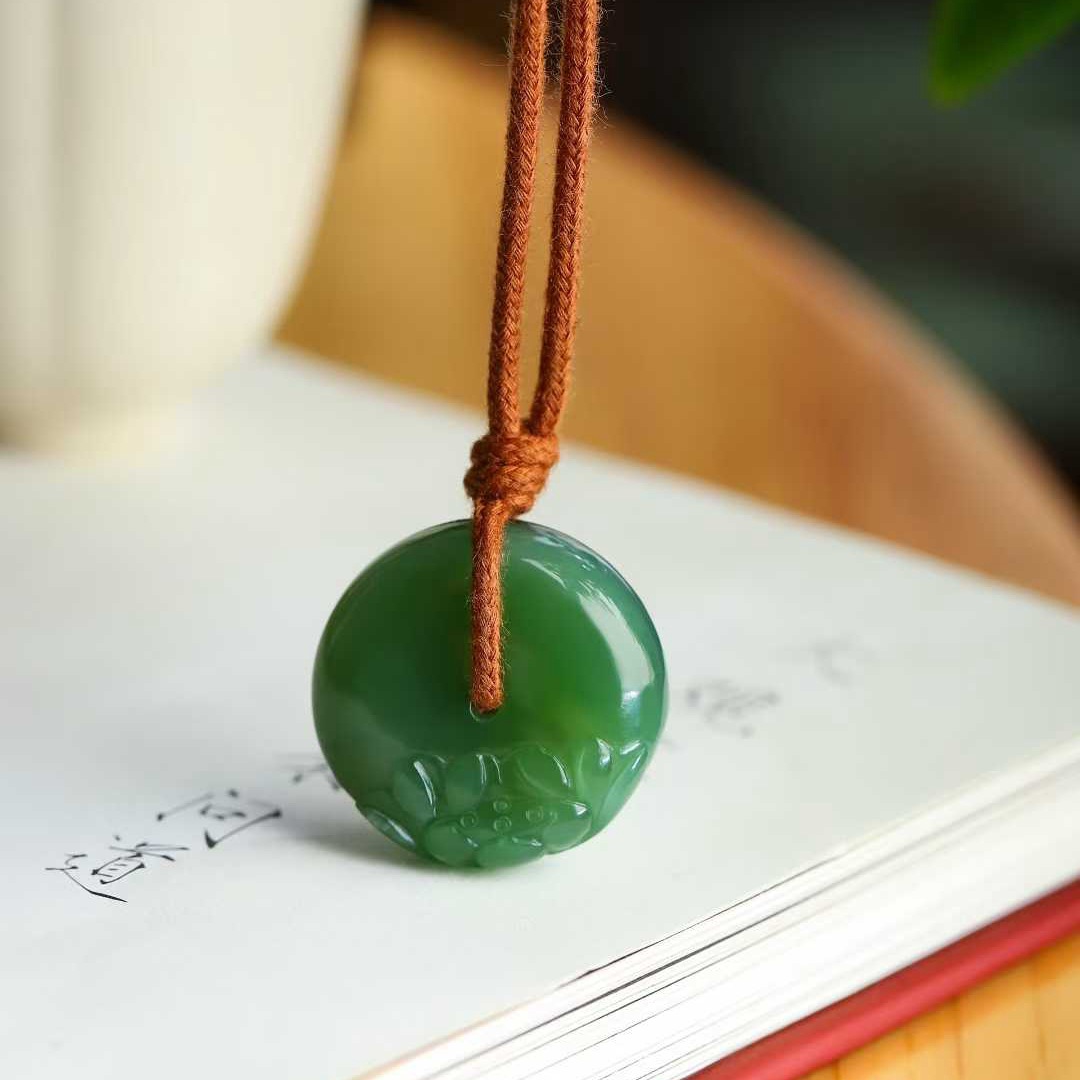 玉器工艺品天然新疆和田玉俄料碧玉老料猫眼莲花平安扣吊坠女款