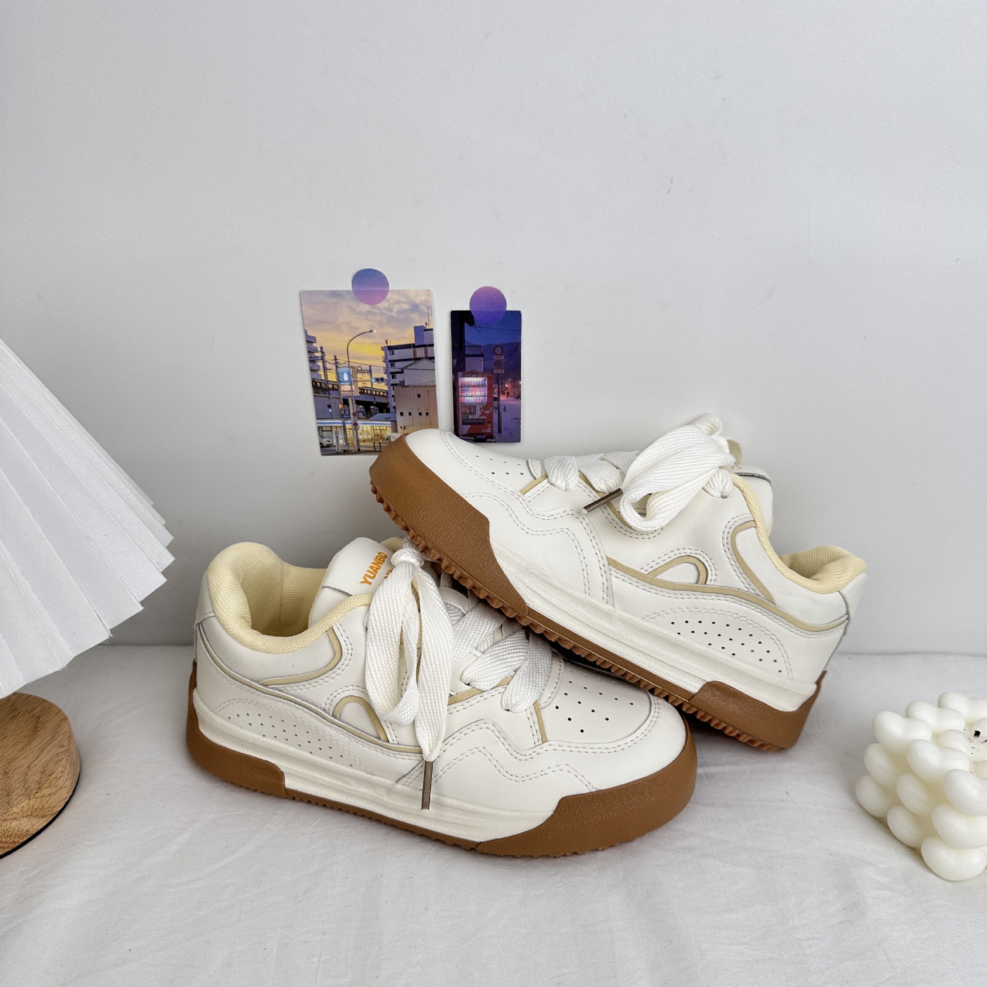 Yuanbo 2025 primavera nuevo estilo zapatos de tabla de grosor estudiantes zapatos de lona casuales de todo fósforo estilo de Hong Kong zapatos blancos pequeños