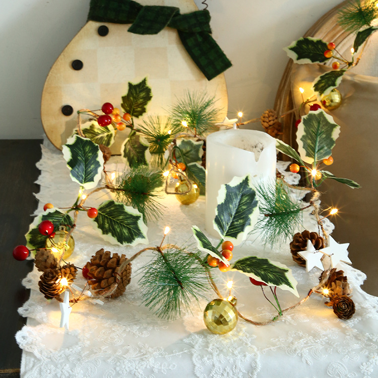 골든 볼 소나무 콘 빨간 과일