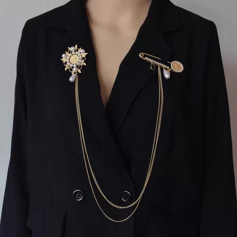 Spilla con perla e catena lunga per uomo e donna elegante_voghion.com