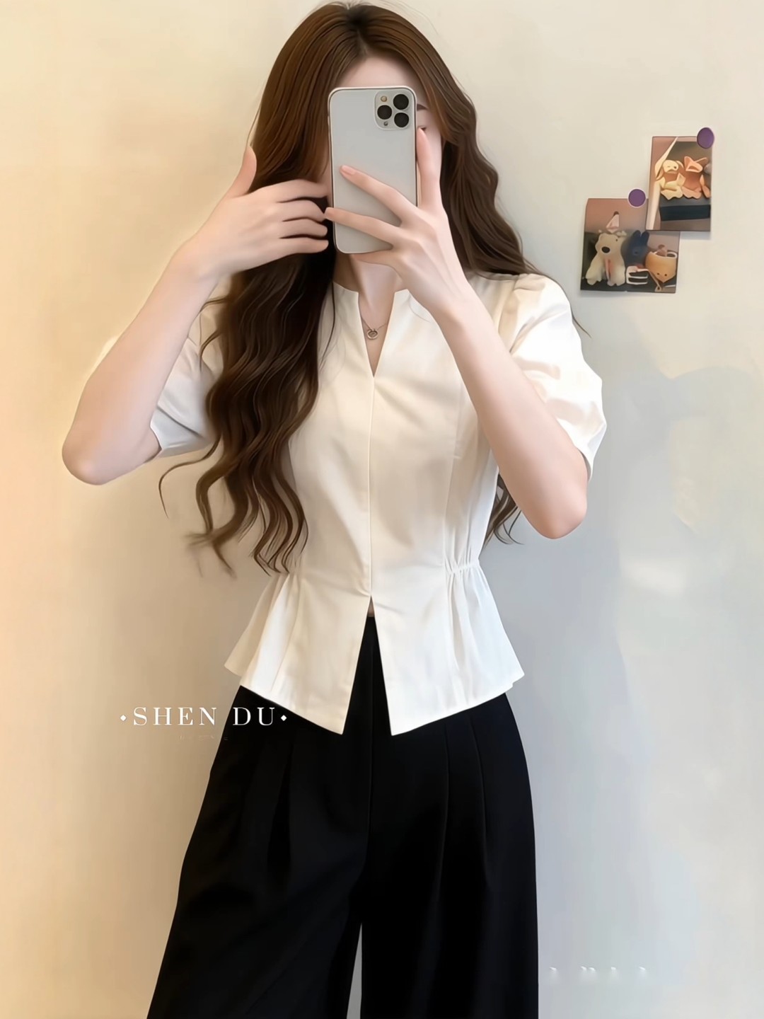Áo sơ mi ngắn tay trắng nữ tính, dáng ôm eo, phong cách trẻ trung — màu trắng