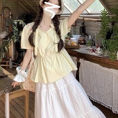 初夏の女性用イエローパフスリーブトップス、夏のドーパミンウェア、ユニークなデザインの半袖ベビードールシャツ、ピンチウエストシャツ