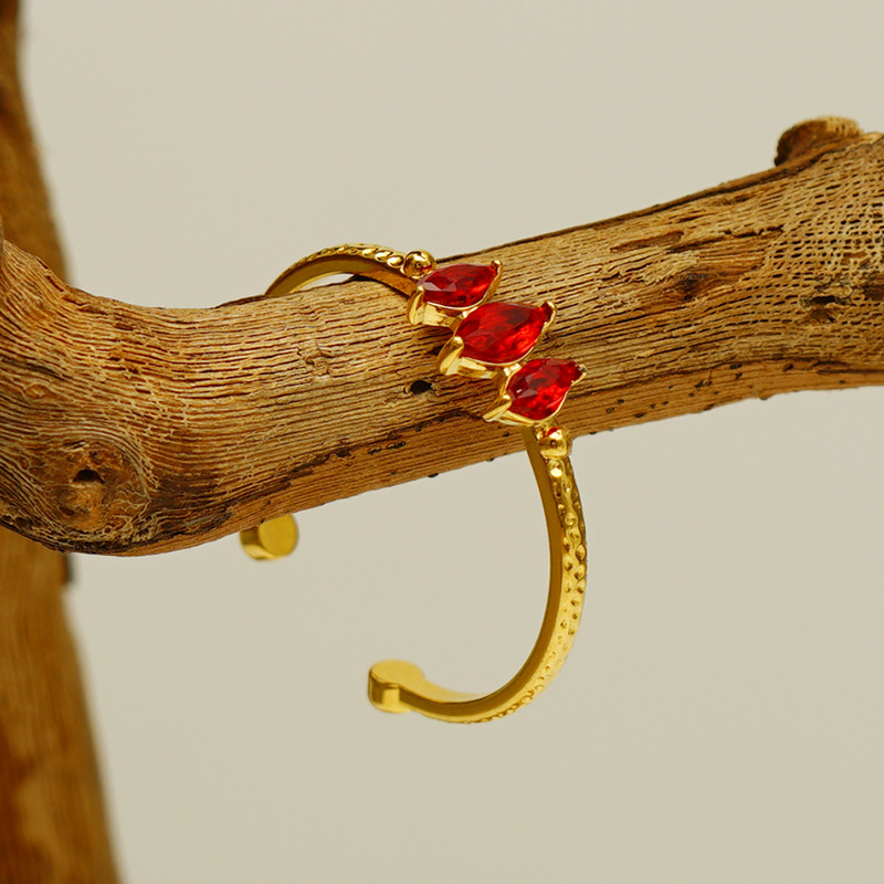 Venta al por mayor 18K oro acero inoxidable con incrustaciones de circón anillo geométrico europeo y americano ins moda titanio acero abierto anillo ajustable