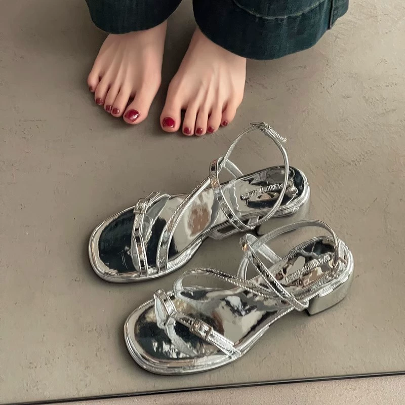 Толстый каблук с юбкой, красивые босоножки-шлепанцы для женщин, летняя верхняя одежда 2025, новые ретро коричневые римские сандалии на одной лямке