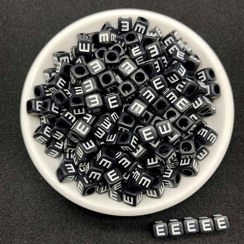 26 letras cuadradas blancas acrílicas de fondo negro inglés de una sola letra diy accesorios de beads material de beads sueltos image 11