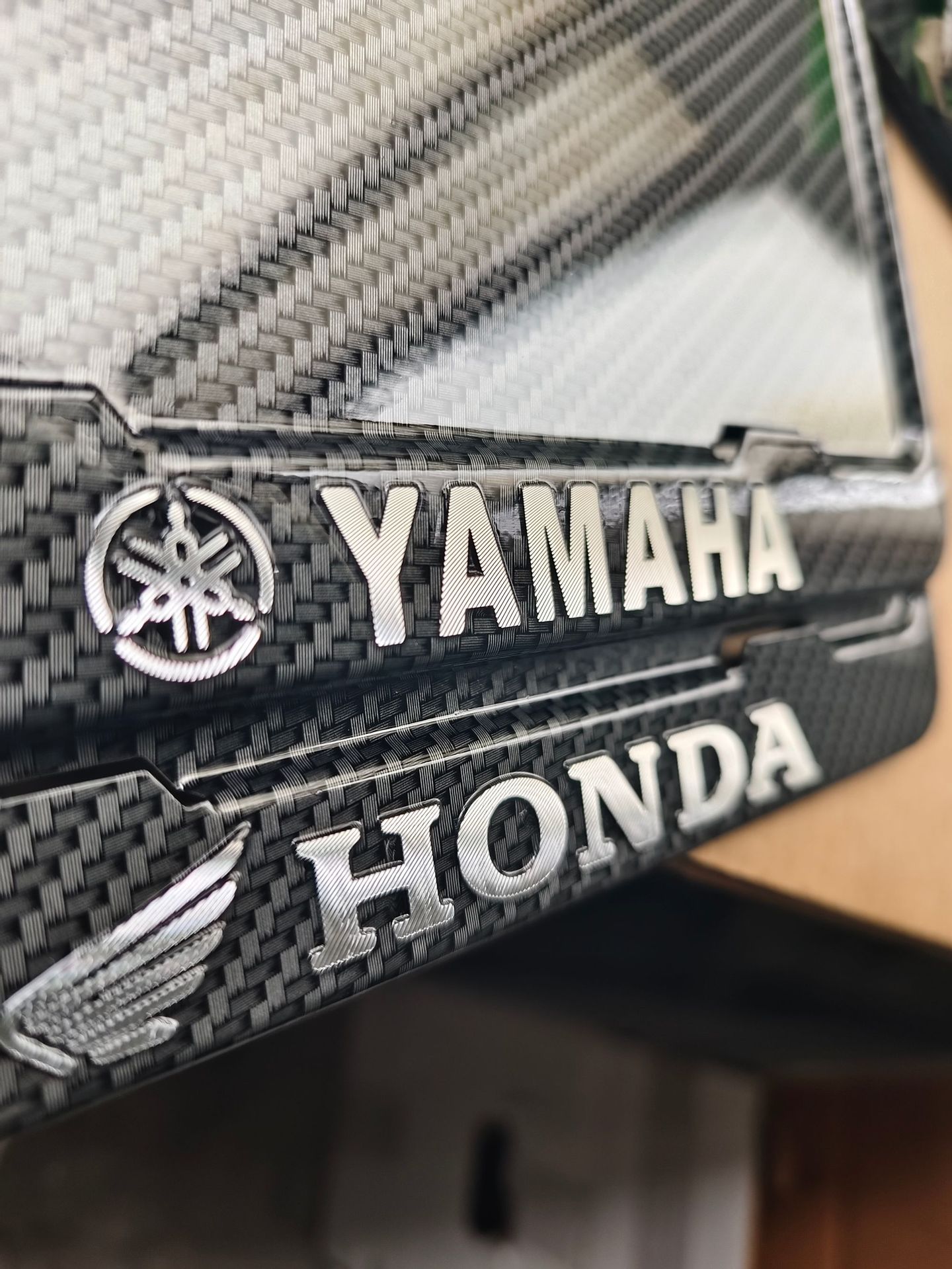 Domestic Motorcycle Aluminum Alloy License Plate Frame with Imitation Carbon Fiber Texture and Three-Dimensional License Plate Holder