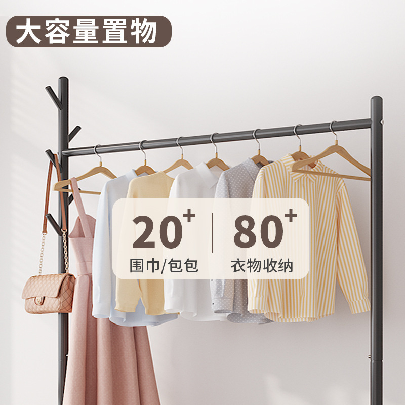 簡易ハンガーは床に折りたたみます。室内のベランダの寝室に服を掛けます。|undefined