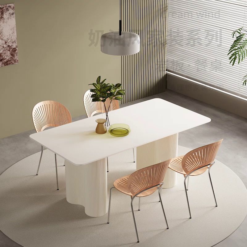 Mesa de comedor de estilo francés de crema de estilo de roca, mesa de comedor doméstica de lujo ligero, mesa de comedor de estilo pequeño y simple, mesa de comedor de pared