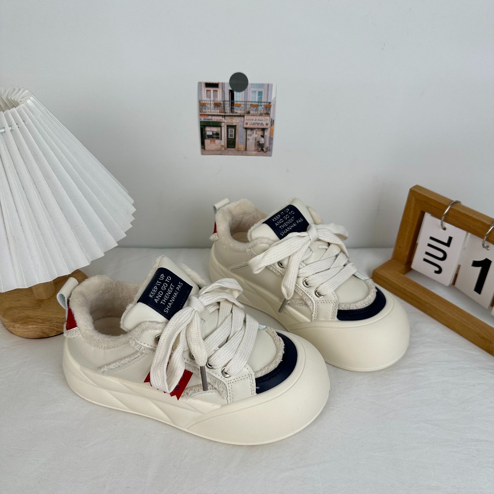 Suela gruesa más zapatos blancos de terciopelo para mujer 2024 invierno nuevo estilo zapatos casuales zapatos de pan de punta redonda zapatos de algodón cálidos gruesos
