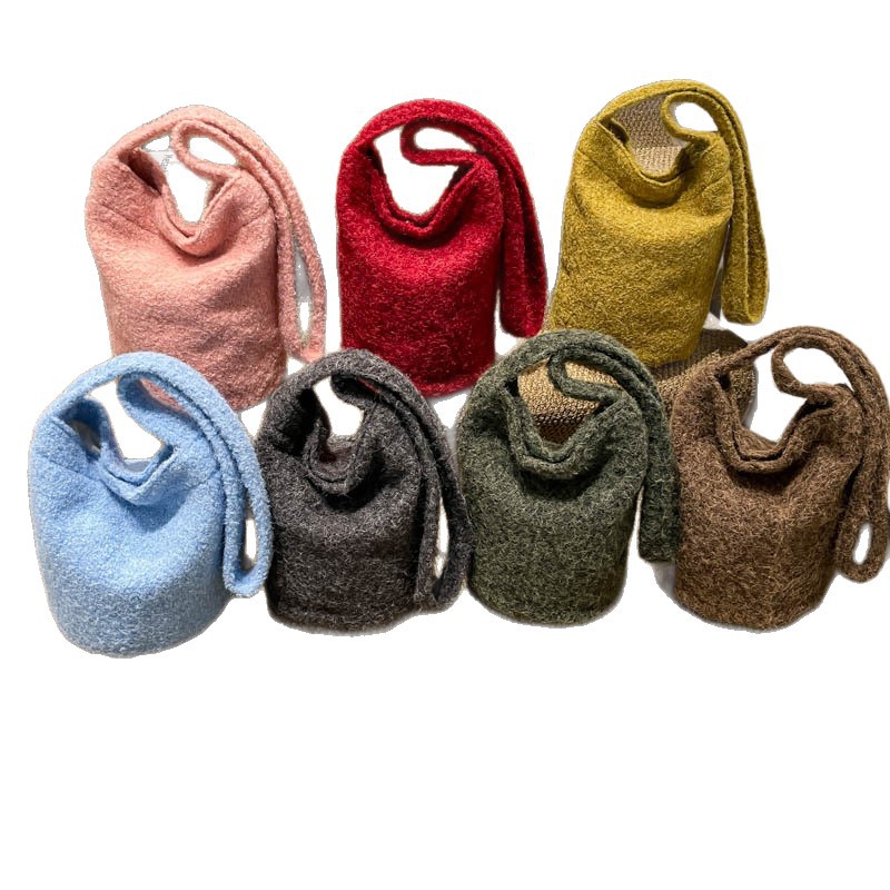 Bolsa de moda coreana de lana 2025 nuevo bolso de cubo de peluche suave glutinoso estilo extranjero de moda bolso de hombro de una sola mujer