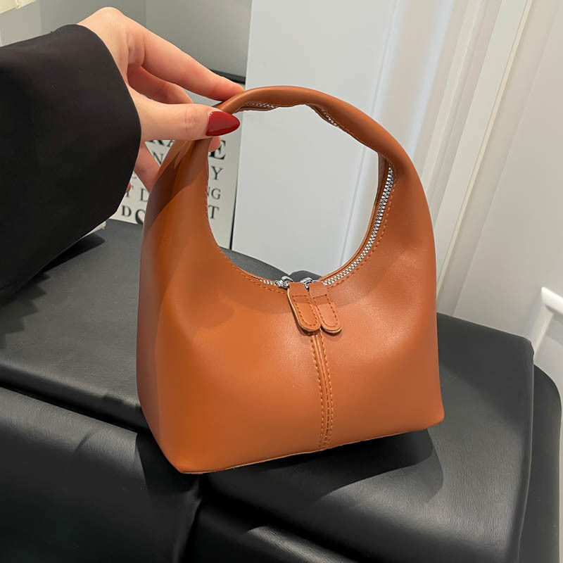 Bolsa de sensación alta 2025 nueva moda ocio versátil bolso de brazo de textura de otoño bolso de bolsillo de mano de dama