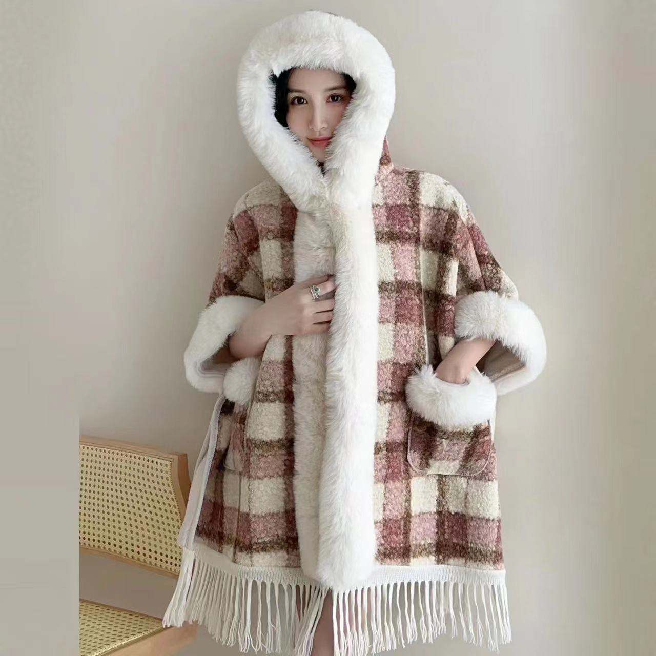 Karusnahast kraega keeb fliisist paksendatud kapuutsiga heledast siidist keeb pluss-suuruses villane mantel_voghion.com