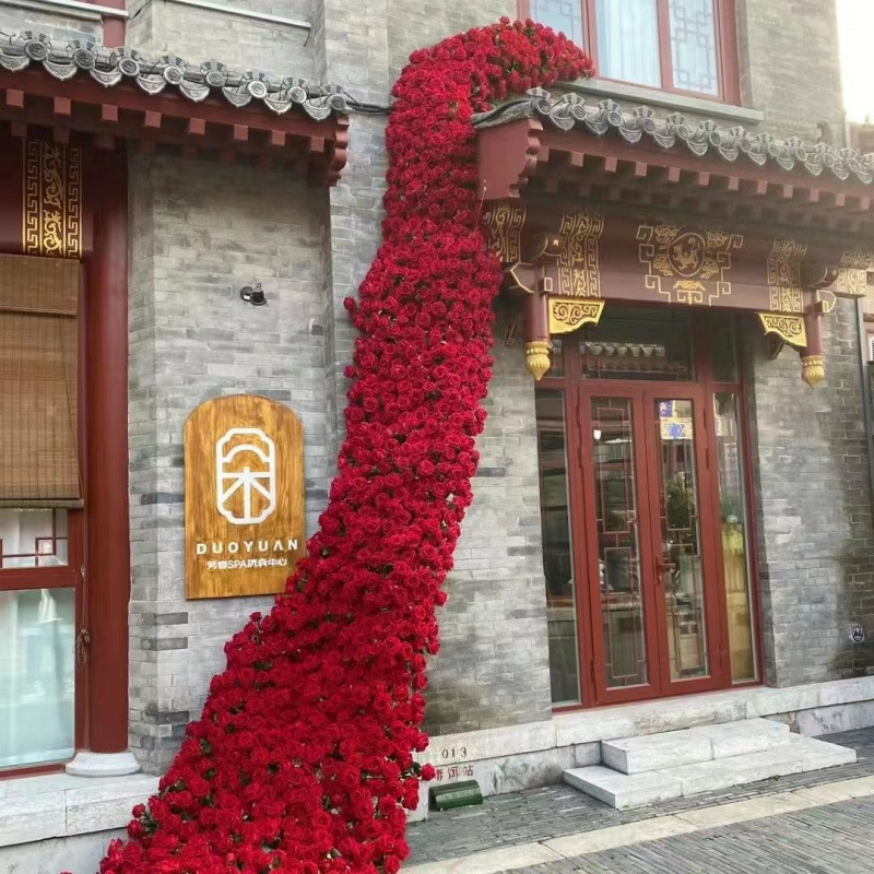온라인 레드 로즈 폭포 웨딩 장식 축제 쇼핑몰 축제 배수 축하 결혼식 실내 및 실외 장식 오토 쇼 꽃
