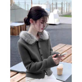 时尚洋气设计感灰色针织上衣女冬高级感复古减龄气质毛领毛衣