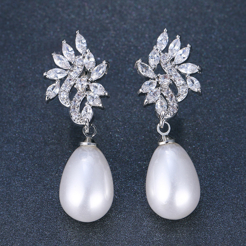 Fashionable earrings from pearl
