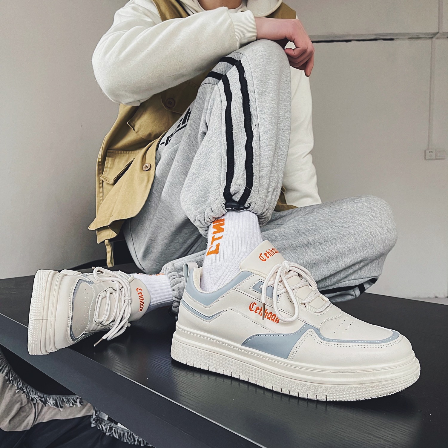 Zapatos de los hombres 2023 zapatos blancos de moda Coreana de moda casual de primavera y verano zapatos blancos de los hombres Zapatos del tablero de los deportes