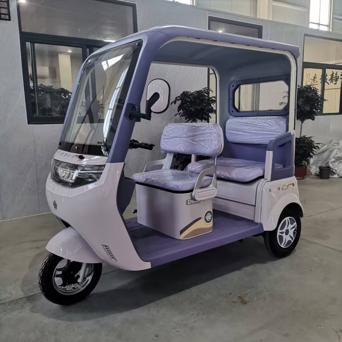 Triciclo eléctrico de cabina integrada ampliada de doble fila de asiento fuente de alta potencia fabricante puede ser licenciado con cabina triciclo doméstico