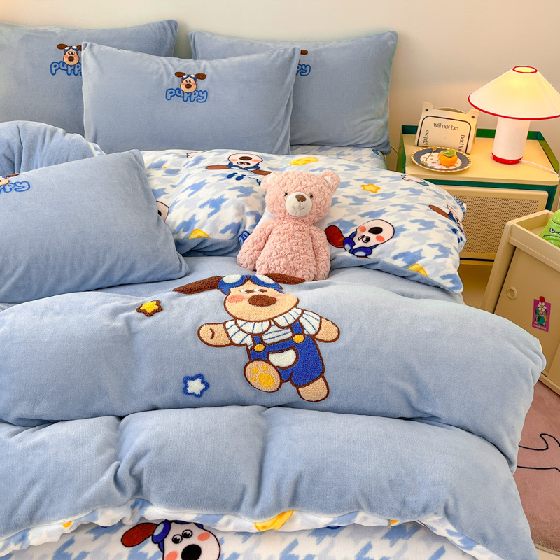 Invierno grueso terciopelo de leche traje de cuatro piezas lindo bordado de toalla de terciopelo de doble cara funda de edredón franela de dibujos animados sábana de tres piezas