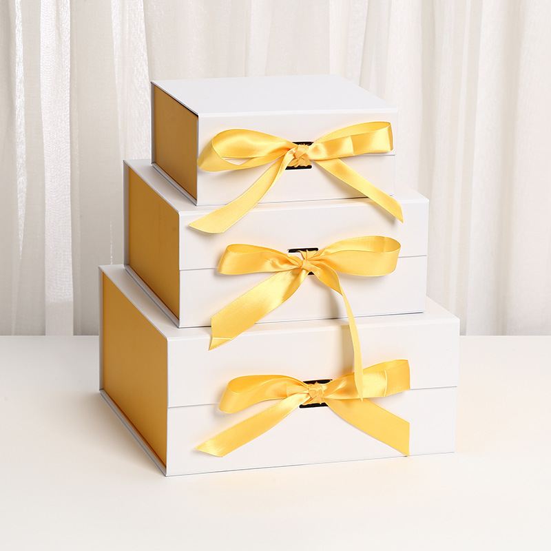 Caja plegable de cinta blanca exterior y amarilla interior; 17,5*17,5*7,5 cm