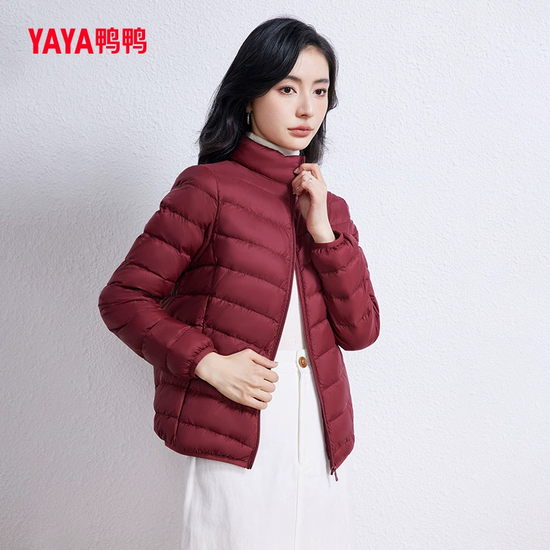 Демисезонная легкая пушистая куртка из велюра со slim fit