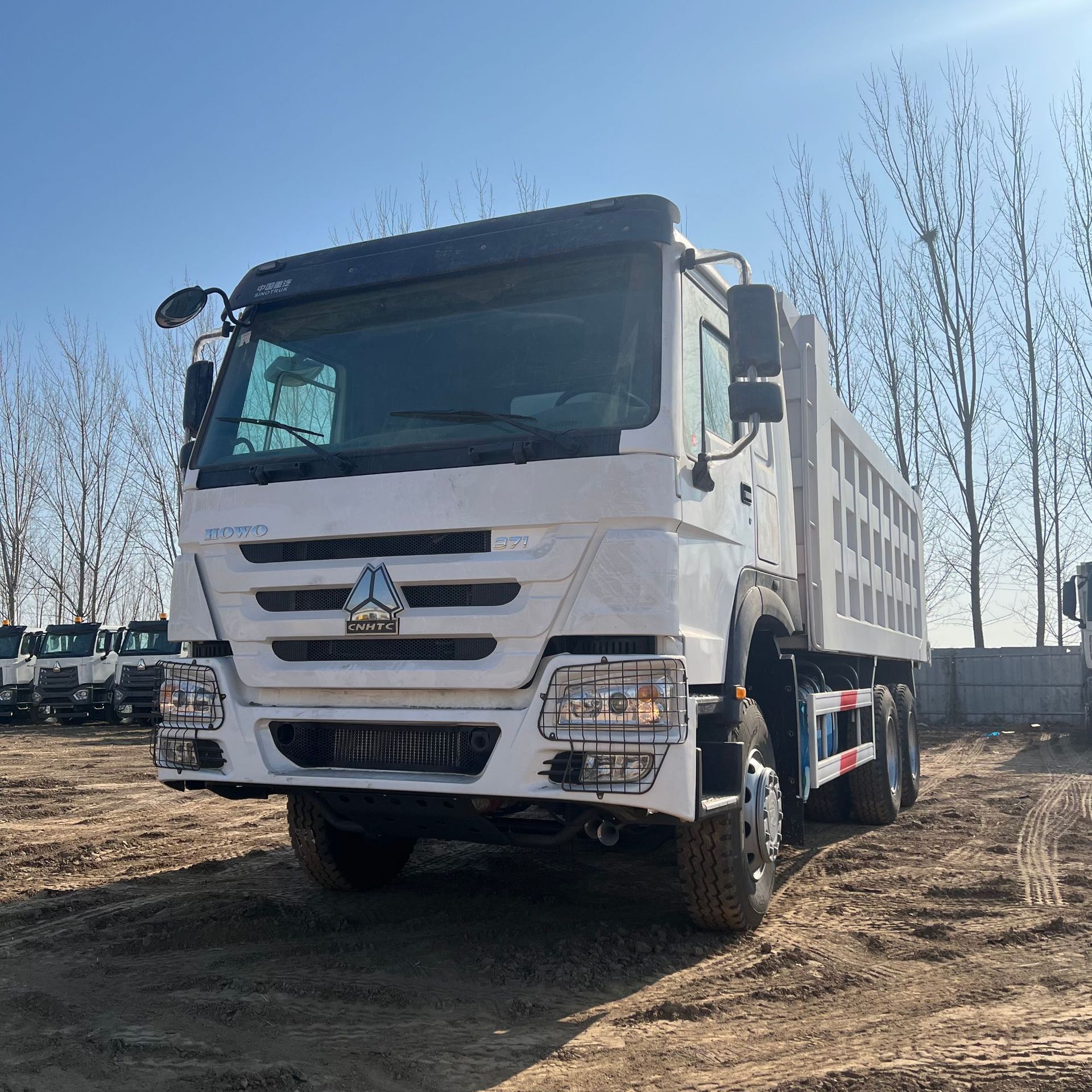 Export to Africa in Stock: Sinotruk Howo Nx371 Horsepower Dump Truck for Earth Transport, Howo 6*4 Engineering Dump Truck