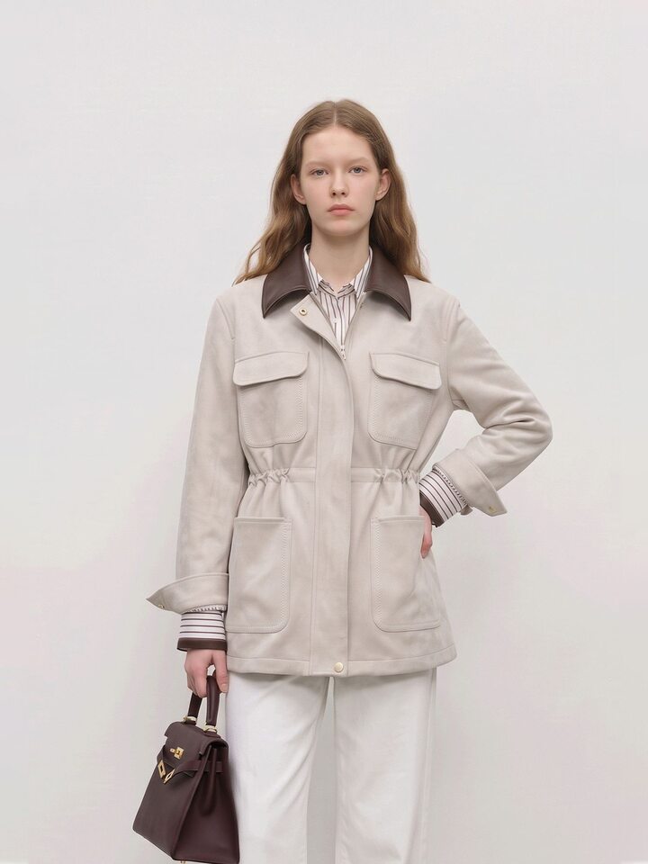 Áo khoác nữ dáng ngắn phong cách workwear, chất liệu giả da lộn, cổ bẻ, khóa kéo, phối ghép — màu be
