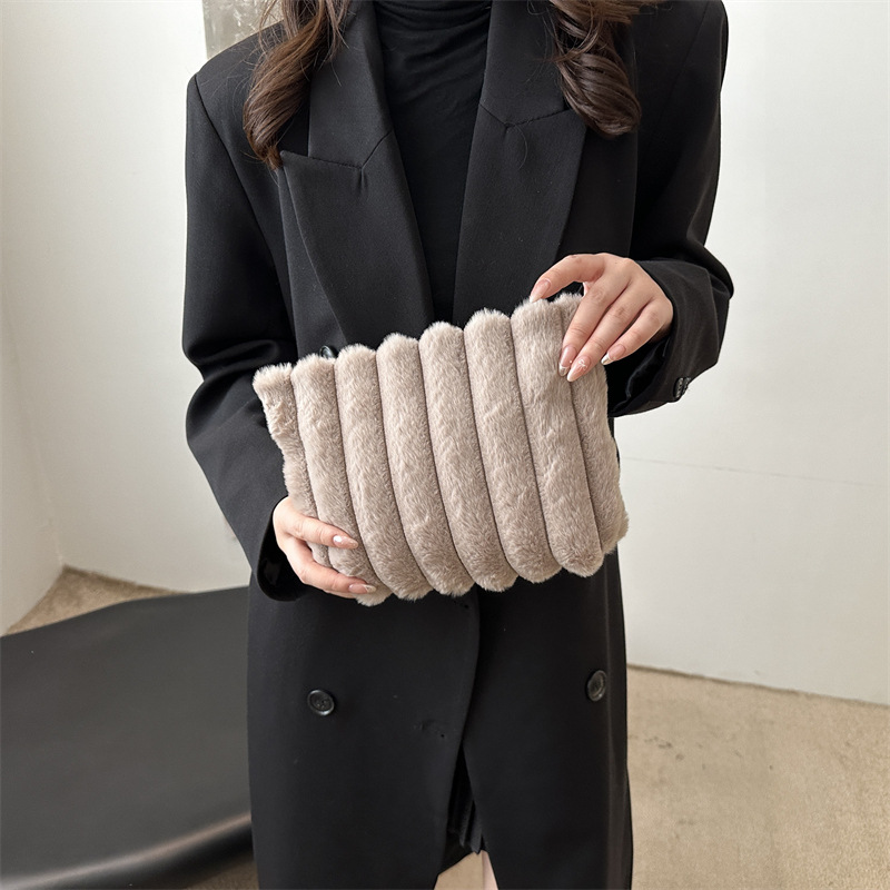 Otoño y invierno nicho versátil nuevo peluche 2024 nuevo este año popular bolso de cambio bolso de mano bolso de mujer