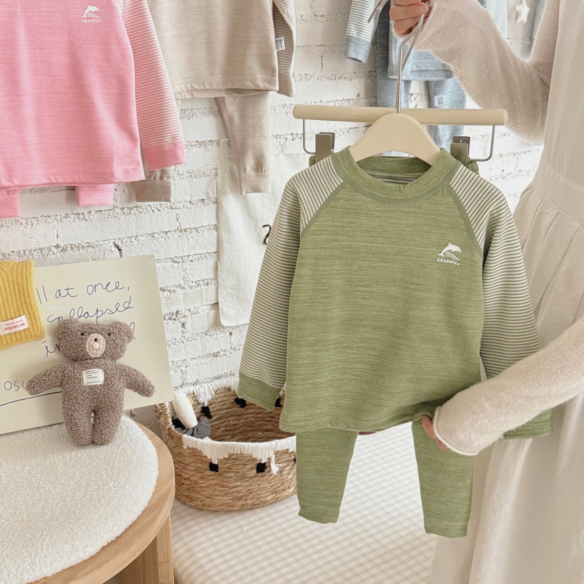 Otoño y invierno pijamas de niños sin hueso abrigo de otoño pantalones de otoño conjunto de lana seda rayas de hombro ropa doméstica para hombres y mujeres