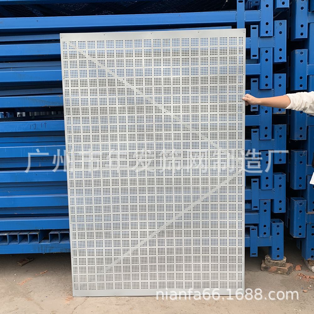 厂家批发供应1.2*1.8米浅灰色爬架网 中建蓝金属洞洞外架防护板