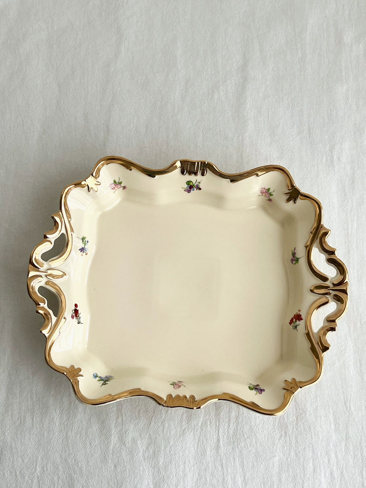Luxury Pure Handmade Rice-Yellow Ceramic Plate with Gold Flower Trim, Double-Ear Handles, Heavyweight