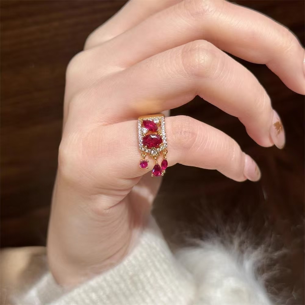 Stile Vintage Leggero Lusso Design Irregolare Disposizione Diamanti Ruby Nappa Anello Piccolo da Donna a Coda_voghion.com