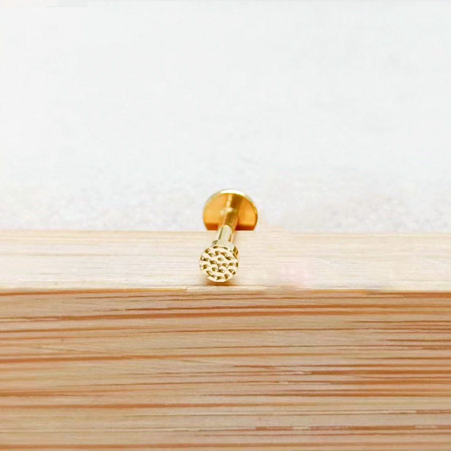 Clou d'oreille/de cartilage en alliage de titane F136, orné d'une fleur en zircon gravée, pour piercing lèvre ou oreille (filetage 0,9 mm). Vente en gros._voghion.com